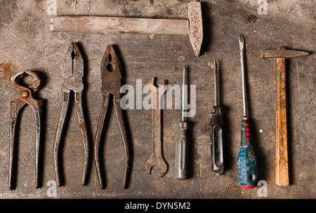 Banco da lavoro con attrezzi arrugginito Foto Stock