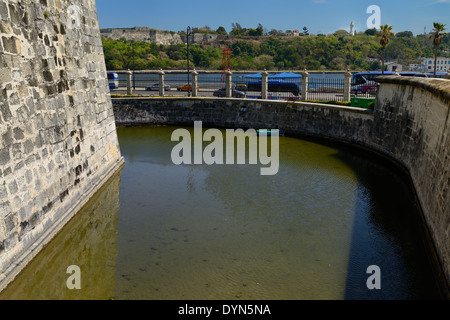 Fossato del Castillo de la Real Fuerza con la statua di Gesù Cristo attraverso l'Avana Bay Cuba Foto Stock