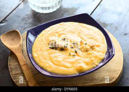 Giallo spesso dividere la zuppa di piselli con carne di pollo Foto Stock