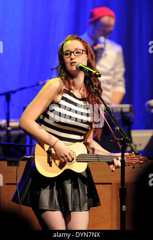 Toronto, Canada. Il 22 aprile 2014. American indie-pop cantante Ingrid Michaelson esegue per un sold-out show all'Danforth Music Hall. Credito: EXImages/Alamy Live News Foto Stock