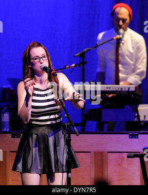 Toronto, Canada. Il 22 aprile 2014. American indie-pop cantante Ingrid Michaelson esegue per un sold-out show all'Danforth Music Hall. Credito: EXImages/Alamy Live News Foto Stock