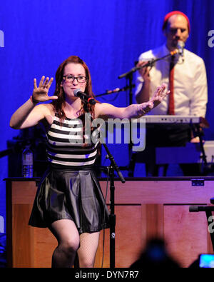 Toronto, Canada. Il 22 aprile 2014. American indie-pop cantante Ingrid Michaelson esegue per un sold-out show all'Danforth Music Hall. Credito: EXImages/Alamy Live News Foto Stock