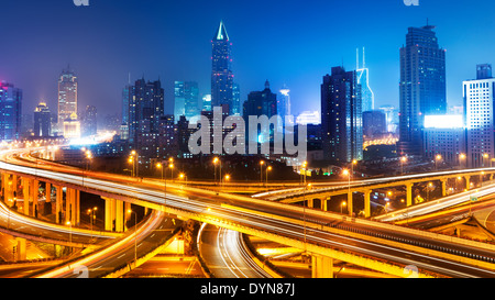 Bella città interchange cavalcavia al calar della sera a Shanghai Foto Stock