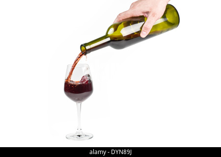 Il vino rosso è versata in un decantatore Foto stock - Alamy