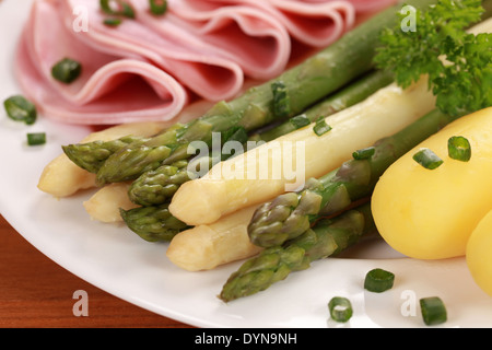 Cuocere gli asparagi servita con prosciutto e patate Foto Stock