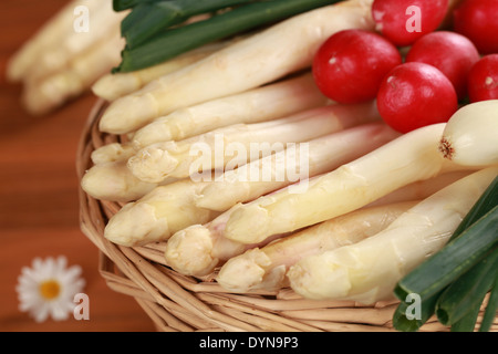 Close-up di appena raccolto asparagi bianchi in un cestello Foto Stock