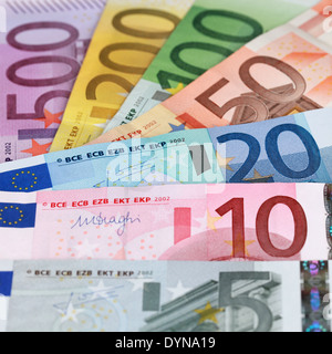 Tutti gli attuali banconote in euro formando un sfondo di denaro Foto Stock
