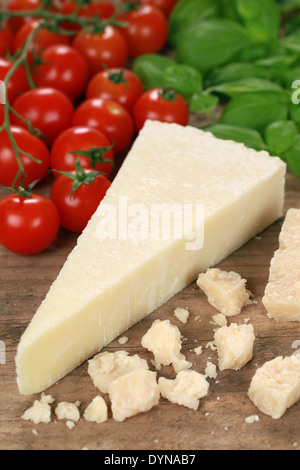 Formaggio parmigiano decorate con pomodori e basilico Foto Stock