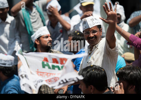 Varanasi, Uttar Pradesh, India. 23 Aprile, 2014. AAP capo di partito Arvind Kejriwal fa il suo modo attraverso una folla di tifosi in Varanasi a file sua nomina di carte per l'Indiano Lok Sabh elezioni. In 2012, ha lanciato l'AAM Aadmi partito e sconfitto Chief Minister Sheila Dikshit nel 2013 Delhi assemblea legislativa elezione. Domani è la volta di Narendra modi su file le sue carte anche in Uttar Pradesh città. Credito: Lee Thomas/Alamy Live News Foto Stock