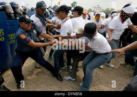 Pasay City, 23 aprile. 28 apr 2014. Simulazione di attivisti azzuffa con poliziotti durante il filippino della polizia nazionale civile gestione di disturbo (PNP-CDM) Concorrenza in Pasay City, Filippine, 23 aprile 2014. Il Philippine National Police (PNP) membri a prepararsi per la settimana di manifestazioni di protesta contro la visita di Stato degli Stati Uniti Il presidente Barack Obama dal 28 aprile 2014. © Rouelle Umali/Xinhua/Alamy Live News Foto Stock