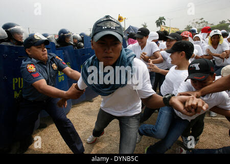 Pasay City, 23 aprile. 28 apr 2014. Simulazione di attivisti azzuffa con poliziotti durante il filippino della polizia nazionale civile gestione di disturbo (PNP-CDM) Concorrenza in Pasay City, Filippine, 23 aprile 2014. Il Philippine National Police (PNP) membri a prepararsi per la settimana di manifestazioni di protesta contro la visita di Stato degli Stati Uniti Il presidente Barack Obama dal 28 aprile 2014. © Rouelle Umali/Xinhua/Alamy Live News Foto Stock