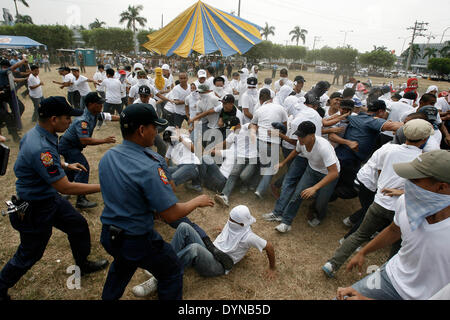 Pasay City, 23 aprile. 28 apr 2014. Simulazione di attivisti azzuffa con poliziotti durante il filippino della polizia nazionale civile gestione di disturbo (PNP-CDM) Concorrenza in Pasay City, Filippine, 23 aprile 2014. Il Philippine National Police (PNP) membri a prepararsi per la settimana di manifestazioni di protesta contro la visita di Stato degli Stati Uniti Il presidente Barack Obama dal 28 aprile 2014. © Rouelle Umali/Xinhua/Alamy Live News Foto Stock