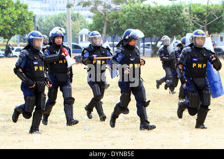 Pasay City, 23 aprile. 28 apr 2014. Poliziotti di eseguire in formazione durante il filippino della polizia nazionale civile gestione di disturbo (PNP-CDM) Concorrenza in Pasay City, Filippine, 23 aprile 2014. Il Philippine National Police (PNP) membri a prepararsi per la settimana di manifestazioni di protesta contro la visita di Stato degli Stati Uniti Il presidente Barack Obama dal 28 aprile 2014. © Rouelle Umali/Xinhua/Alamy Live News Foto Stock