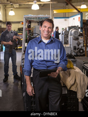 Manager utilizzando digitale compressa in magazzino Foto Stock