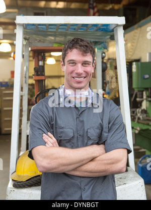 Lavoratore caucasica sorridente in magazzino Foto Stock