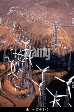 Vista aerea di turbine eoliche sul Tehachapi Pass, Deserto Mojave, California, Stati Uniti Foto Stock