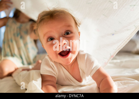 Bambini caucasici la riproduzione sotto coperta Foto Stock