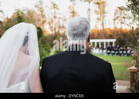 Caucasian padre sposa a piedi verso il basso corridoio Foto Stock