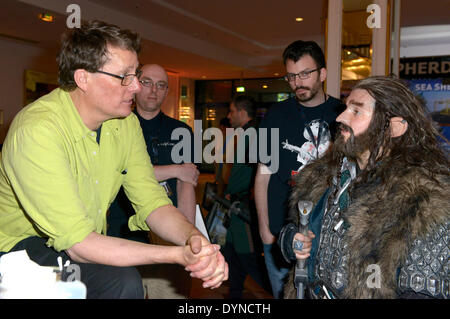 Co-fondatore e co-direttore della Weta aziende, Richard Taylor durante un workshop di trucco al HobbitCon 2 convenzione presso la struttura Maritim Hotel Bonn, Germania. Il 19 aprile 2014/picture alliance Foto Stock