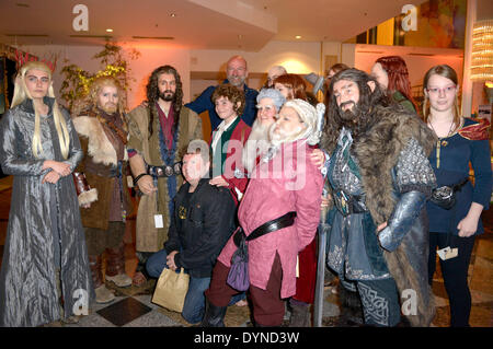 Nuova Zelanda attore Stephen Hunter e dall'attore scozzese Graham McTavish posano con ventilatori HobbitCon 2 convenzione presso la struttura Maritim Hotel Bonn, Germania. Il 19 aprile 2014/picture alliance Foto Stock