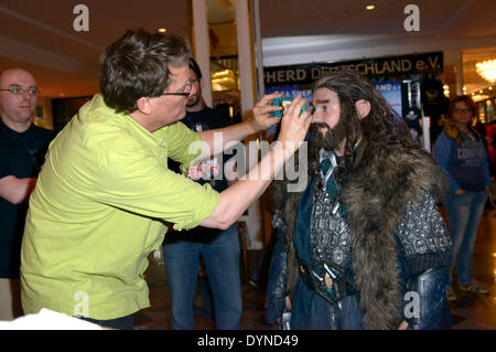 Co-fondatore e co-direttore della Weta aziende, Richard Taylor durante un workshop di trucco al HobbitCon 2 convenzione presso la struttura Maritim Hotel Bonn, Germania. Il 19 aprile 2014/picture alliance Foto Stock