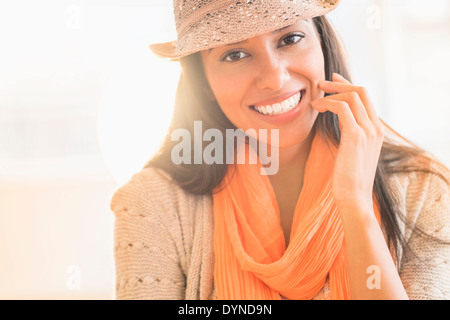 Donna ispanica in fedora e sciarpa Foto Stock