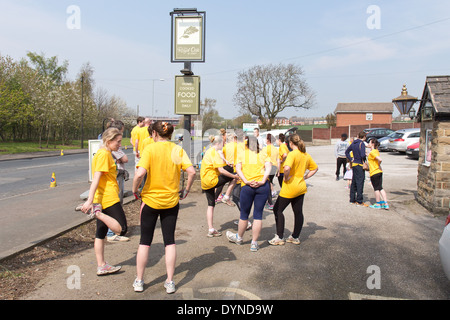Mondo del carbone che trasportano campionato, Gawthorpe, West Yorkshire, lunedì di Pasqua 2014. Femmina di concorrenti al via della gara Foto Stock