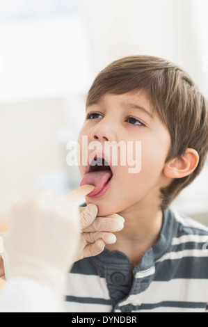 Ragazzo ispanico ottenendo un checkup all'ufficio del medico Foto Stock