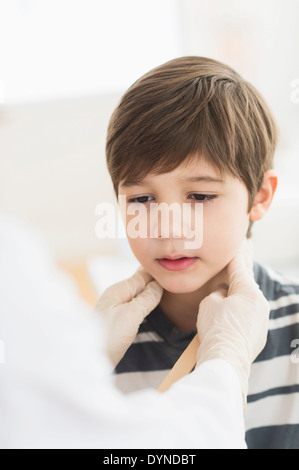 Ragazzo ispanico ottenendo un checkup all'ufficio del medico Foto Stock