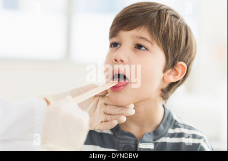 Ragazzo ispanico ottenendo un controllo fino all'ufficio del medico Foto Stock