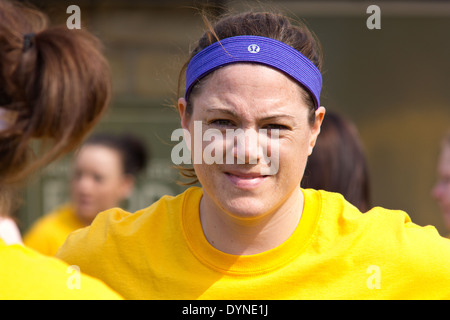 Mondo del carbone che trasportano campionato, Gawthorpe, West Yorkshire, lunedì di Pasqua 2014. Femmina di atleti alla partenza della gara Foto Stock