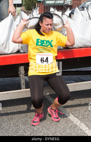 Mondo del carbone che trasportano campionato, Gawthorpe, West Yorkshire, lunedì di Pasqua 2014. Femmina di atleti alla partenza della gara Foto Stock