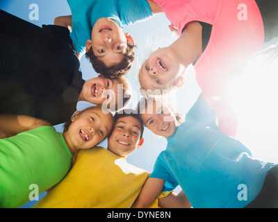 Bambini sorridenti nel cerchio esterno Foto Stock