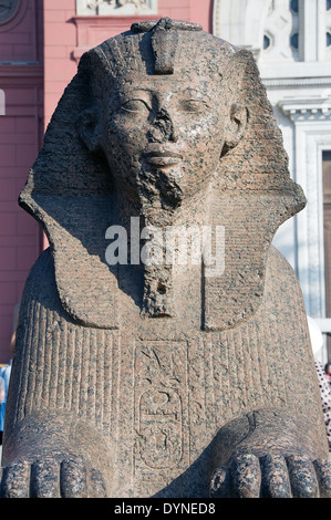 Museo Egizio del Cairo.Una Sfinge del faraone Thutmosi III (Men-Kheper-Ra in cortile. Foto Stock