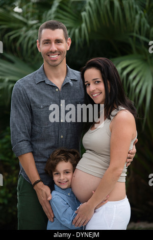 Famiglia sorridente insieme all'aperto Foto Stock