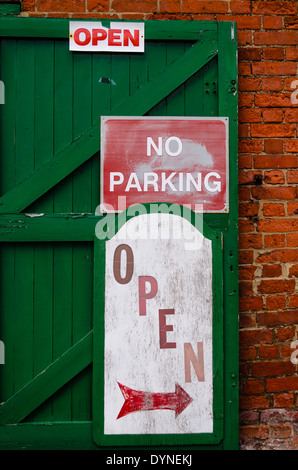 Cartello aperto e non parcheggio Foto Stock