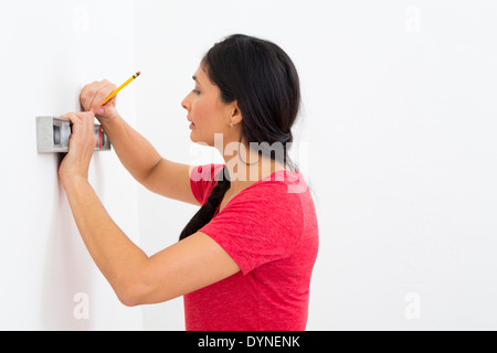 Razza mista donna utilizza il livello Foto Stock