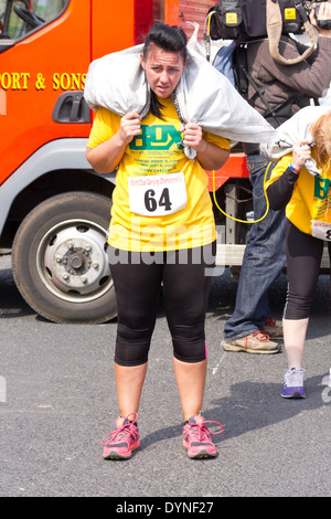 Mondo del carbone che trasportano campionato, Gawthorpe, West Yorkshire, lunedì di Pasqua 2014. Femmina di atleti alla partenza della gara Foto Stock