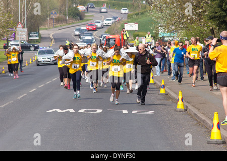 Mondo del carbone che trasportano campionato, Gawthorpe, West Yorkshire, lunedì di Pasqua 2014. Femmina di concorrenti in gara Foto Stock