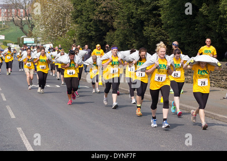 Mondo del carbone che trasportano campionato, Gawthorpe, West Yorkshire, lunedì di Pasqua 2014. Femmina di concorrenti in gara Foto Stock
