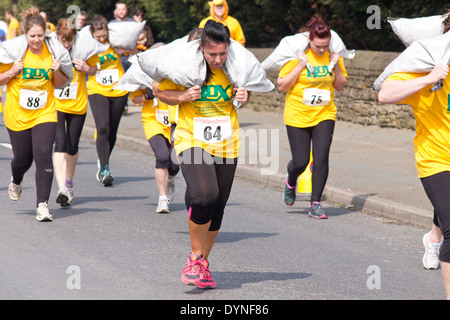 Mondo del carbone che trasportano campionato, Gawthorpe, West Yorkshire, lunedì di Pasqua 2014. Femmina di concorrenti in gara Foto Stock