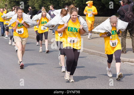 Mondo del carbone che trasportano campionato, Gawthorpe, West Yorkshire, lunedì di Pasqua 2014. Femmina di concorrenti in gara Foto Stock
