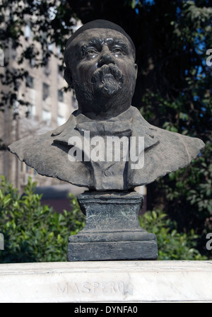 Museo Egizio del Cairo.una statua dell'egittologo Maspero nel cortile del museo. Foto Stock