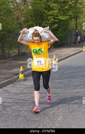 Mondo del carbone che trasportano campionato, Gawthorpe, West Yorkshire, lunedì di Pasqua 2014. Femmina di atleti in gara Foto Stock