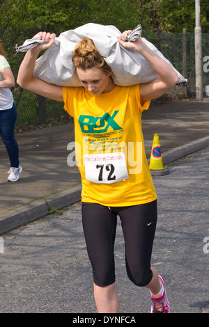 Mondo del carbone che trasportano campionato, Gawthorpe, West Yorkshire, lunedì di Pasqua 2014. Femmina di atleti in gara Foto Stock