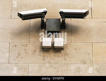 Sistema di sicurezza con telecamere montate su una parete, Londra, Regno Unito. Foto Stock