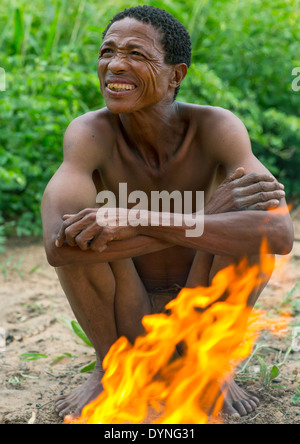 Busman davanti ad un fuoco, Tsumkwe, Namibia Foto Stock