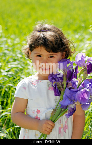 Bambina (7 anni) prelevare carote al di fuori del giardino vegetale Foto  stock - Alamy