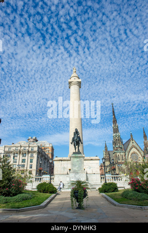 Cirrocumulus nuvole sopra il Monumento di Washington in Mt. Vernon square, Baltimore, Maryland Foto Stock