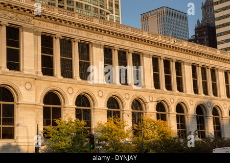 Chicago Cultural Center precedentemente noto come il Chicago edificio della Biblioteca Centrale su Michigan Avenue di fronte al Millennium Park di Chicago, Illinois USA Foto Stock